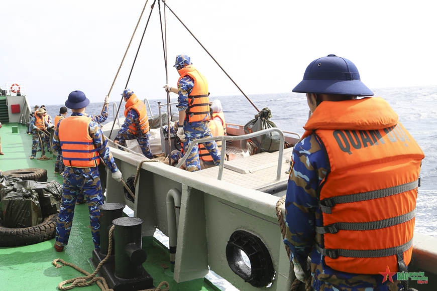 Gallery - 	Quà Tết đã đến tay cán bộ, chiến sĩ trên 4 Nhà giàn DK1